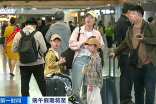 吸烟有害健康哈！中国小哥穿C罗球衣，给外国人散根黄鹤楼？